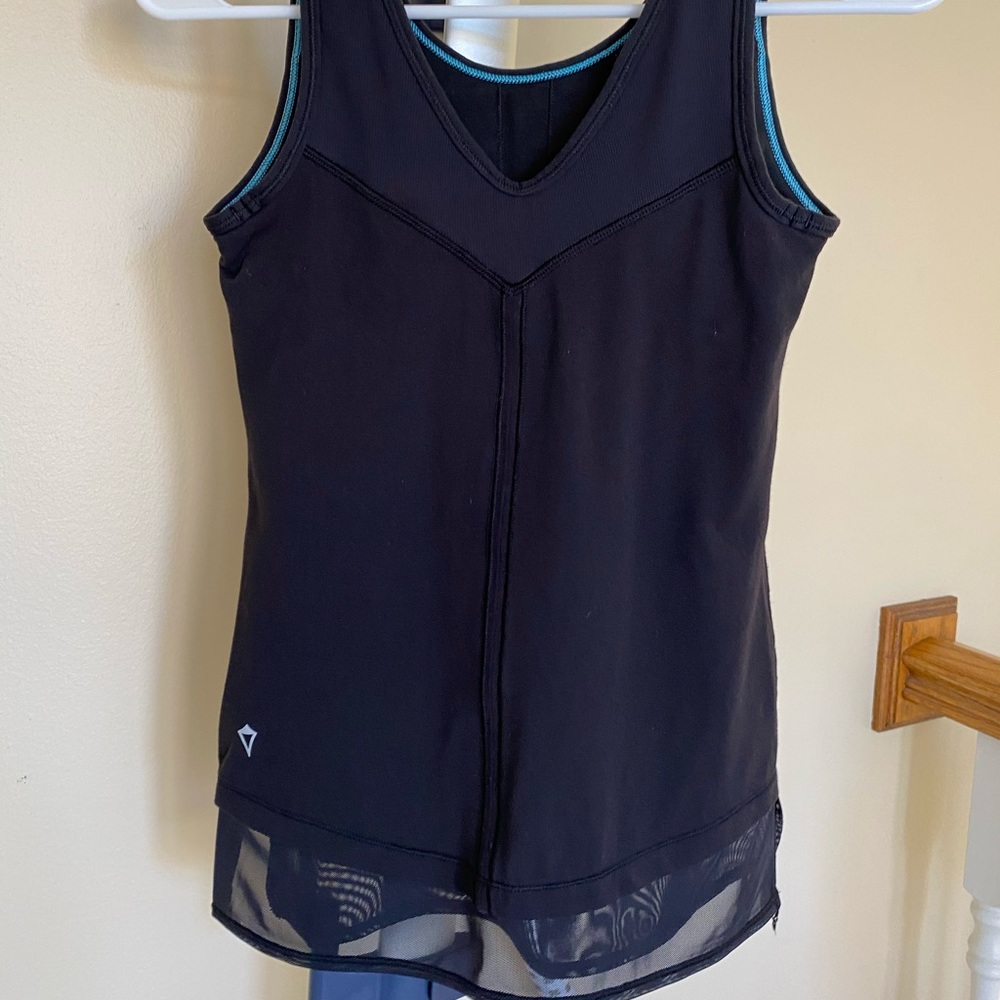 Ivivva tank - Picture 1 of 3